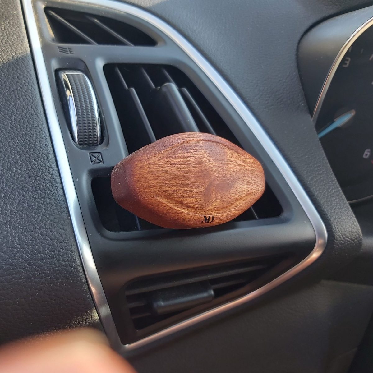 Raudonmedžio auto difuzorius